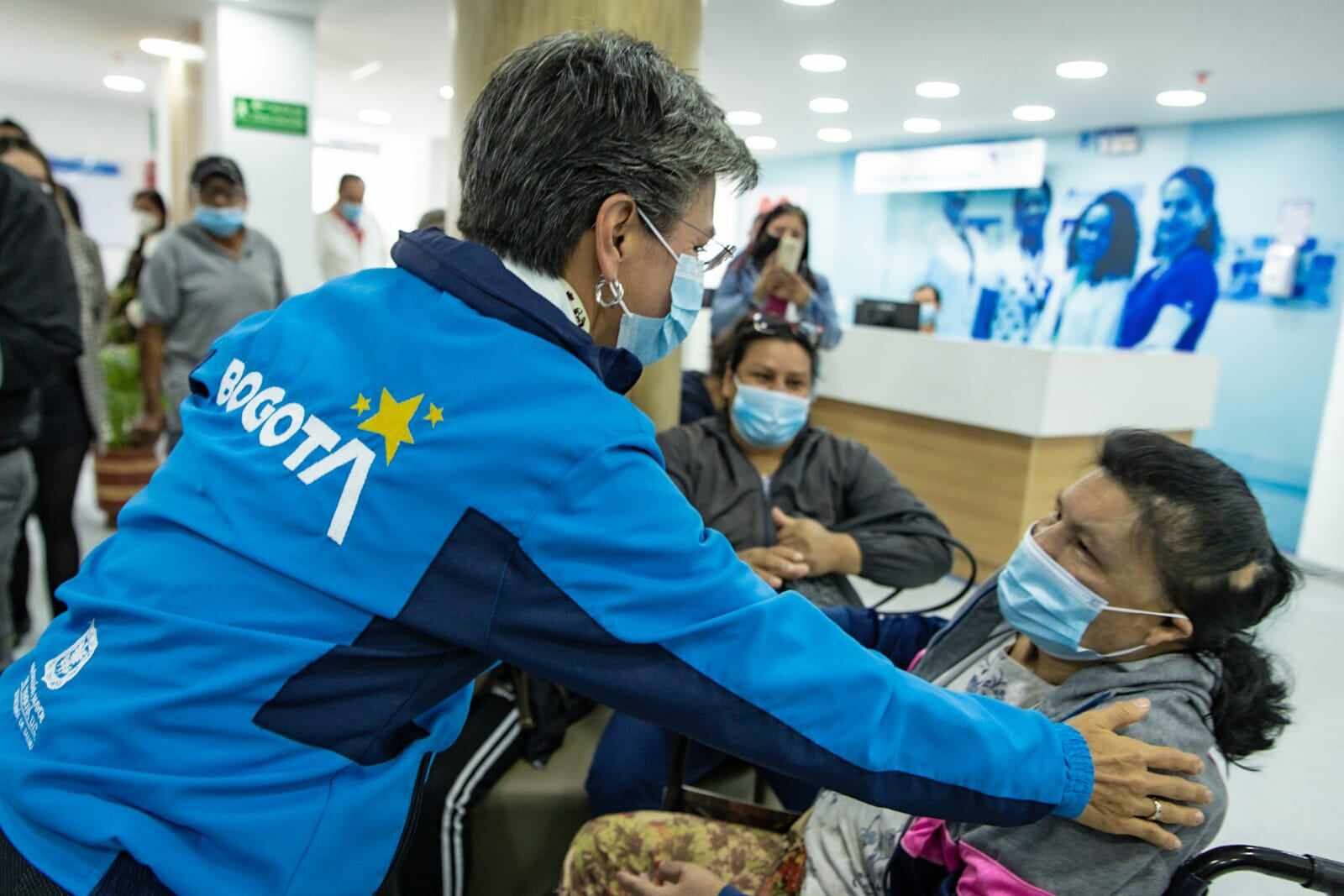 Alcaldesa Claudia López compartiendo con los usuarios en el centro de salud.