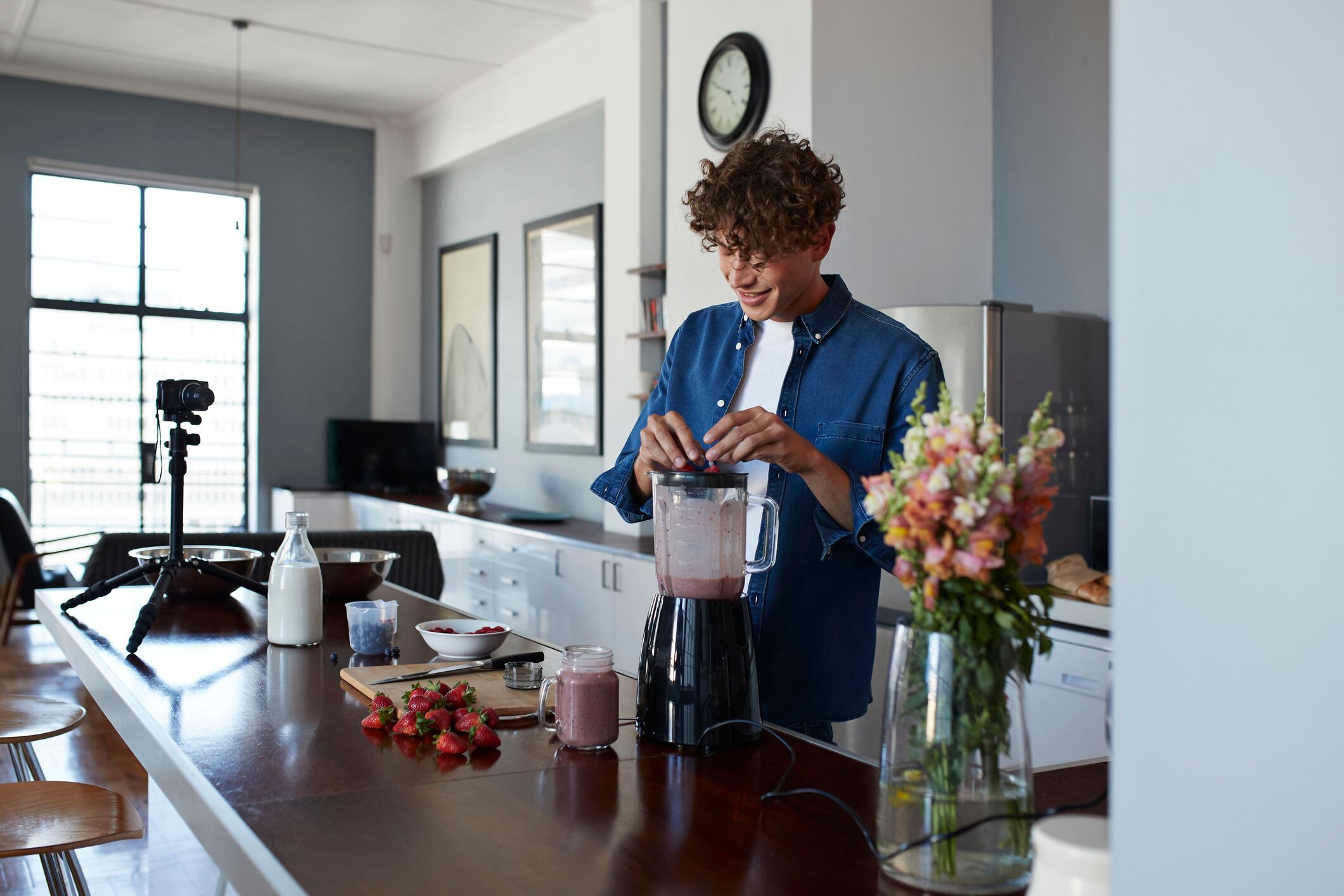 Nunca use los dedos ni utensilios metálicos que puedan dañar las cuchillas o el recipiente.