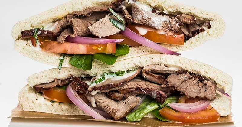 Doner kebab sándwich Este plato turco hecho de carne cocinada en un asador vertical data del siglo XVIII, tiempos en los que este tipo de cocción empezó a popularizarse en Estambul. Consiste en dos tajadas de pan de pita, finas láminas de carne, lechuga, tomate, cebolla, pepinillos y salsa de yogur. 