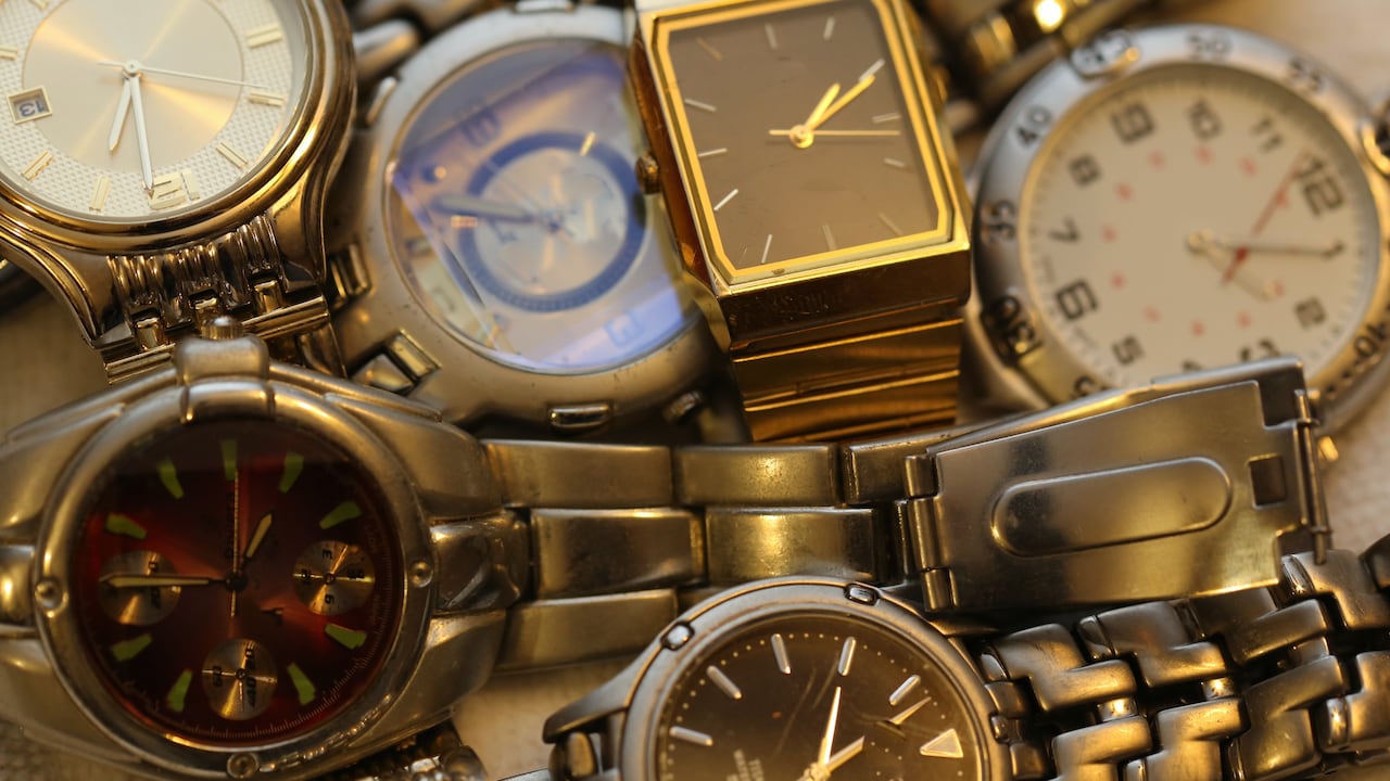 Dian abrió subasta de relojes. Así puede comprarlos más baratos.