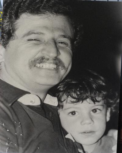 Aquí aparece Luis Carlos con su hijo mayor, Juan Manuel, hoy senador de la República por el Partido Liberal. 