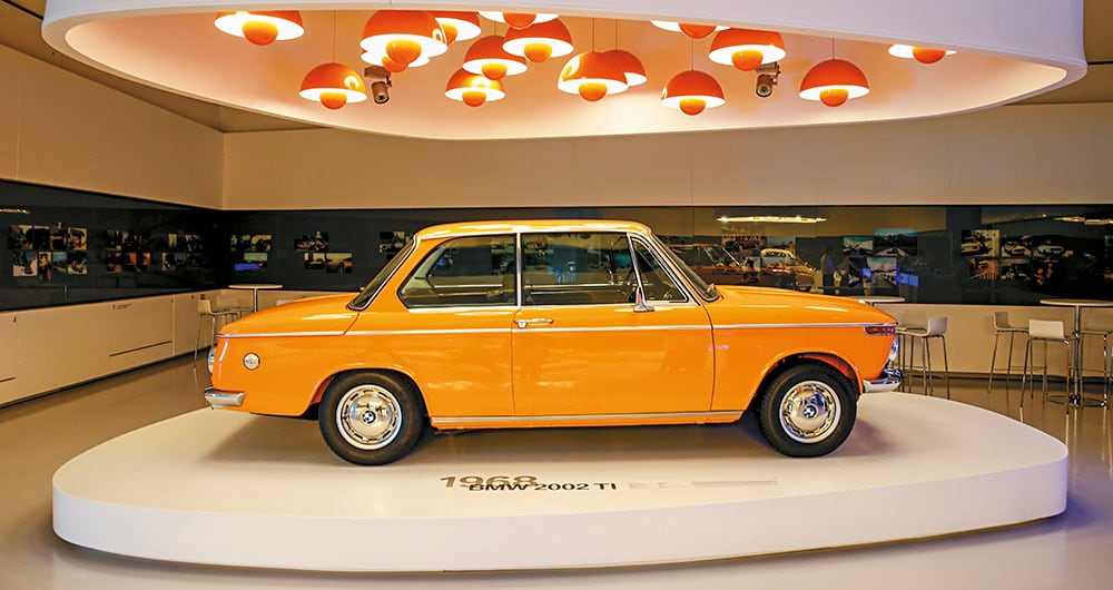 Tres espacios ligados al mundo del motor: el futurista BMW Welt, donde se exponen vehículos de la Fórmula 1 y motos de última generación, el estudio de diseño y tecnología, y un completísimo museo que expone en detalle la evolución de los autos.