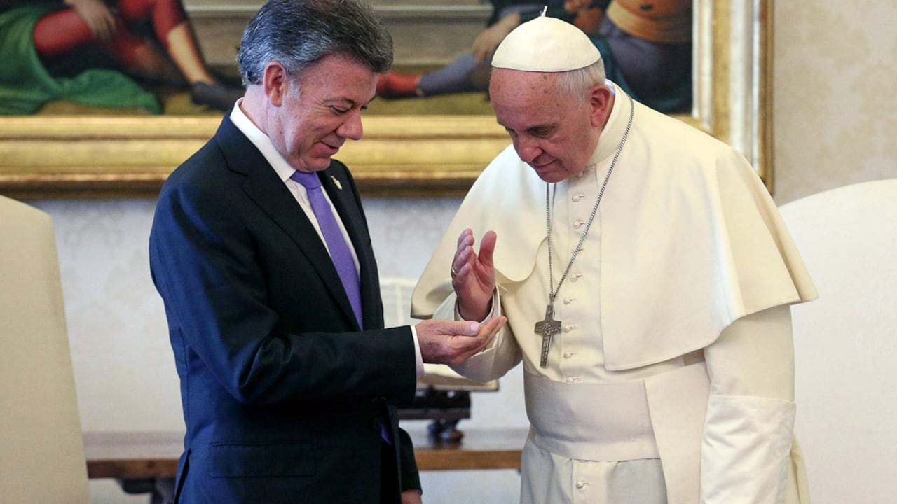 El presidente Juan Manuel Santos y el papa Francisco en 2014, en una visita del mandatario colombiano al vaticano.