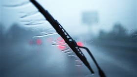 Cuando se conduce bajo una intensa lluvia se pierde visibilidad.