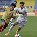 BARRANQUILLA, COLOMBIA - NOVEMBER 13: Luis Fernando Diaz of Colombia fights for the ball with Darwin Nuñez of Uruguay during a match between Colombia and Uruguay as part of South American Qualifiers for Qatar 2022 at Estadio Metropolitano on November 13, 2020 in Barranquilla, Colombia. (Photo by Gabriel Aponte/Getty Images)