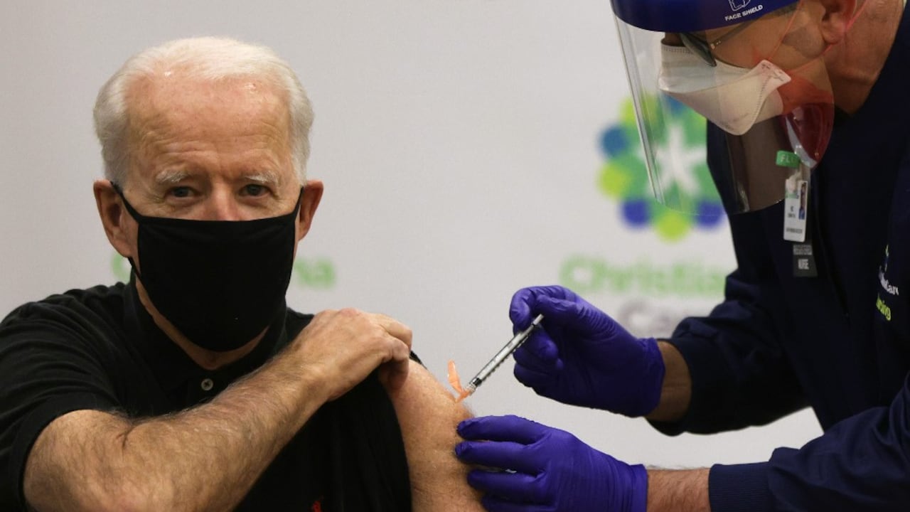 Joe Biden recibe la segunda dosis de la vacuna desarrollada por Pfizer y BioNTech.