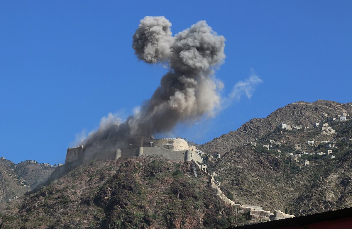 El humo se alza desde el castillo al-Qahira, un monumento antiguo tomado por los rebeldes chiitas, luego de un ataque aéreo conducido por la rama saudí, en Taiz, Yemen. (AP/Abdulnasser Alseddik)
