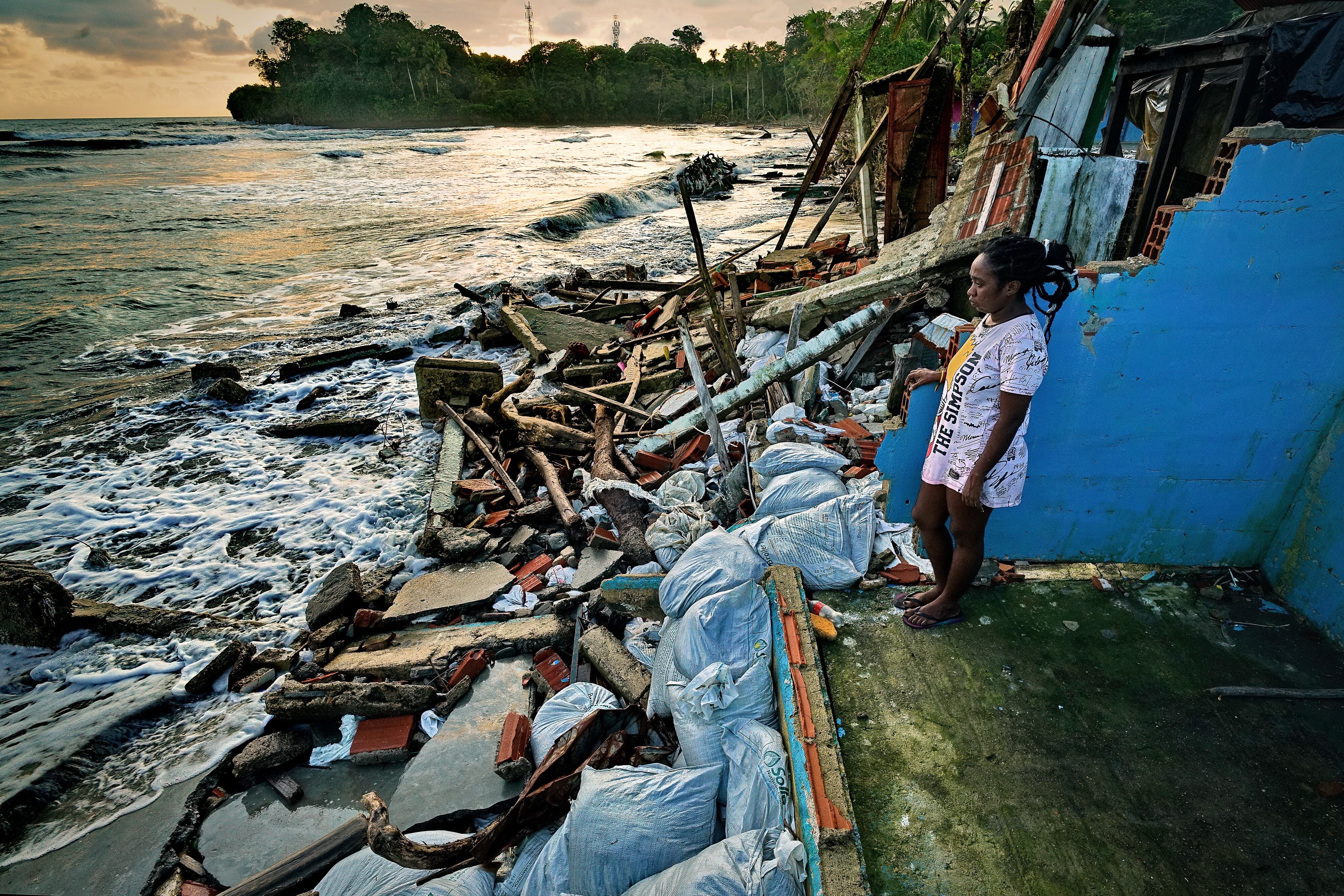 Habitantes del sector de Juanchaco en Buenaventura, ven desde hace más de 20 años, como el mar, sube de nivel por el cambio climático, destruyendo sus viviendas y dejando a muchos, en la calle. 5 de diciembre de 2024. Foto Jorge Orozco / El País.