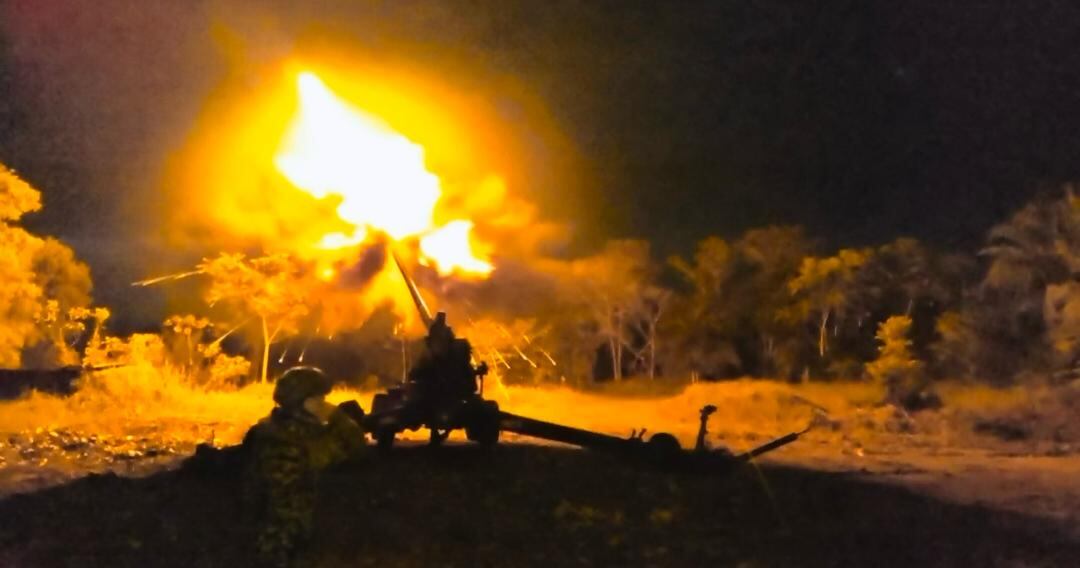 Tropas del Ejército Nacional de Colombia, en coordinación con la Fuerza Aérea Colombiana y la Policía Nacional de Colombia, adelantan operaciones militares ofensivas en la región del Catatumbo contra la Estructura 33 de grupos armados residuales, utilizando de manera estratégica capacidades de artillería para contrarrestar su accionar en la zona.