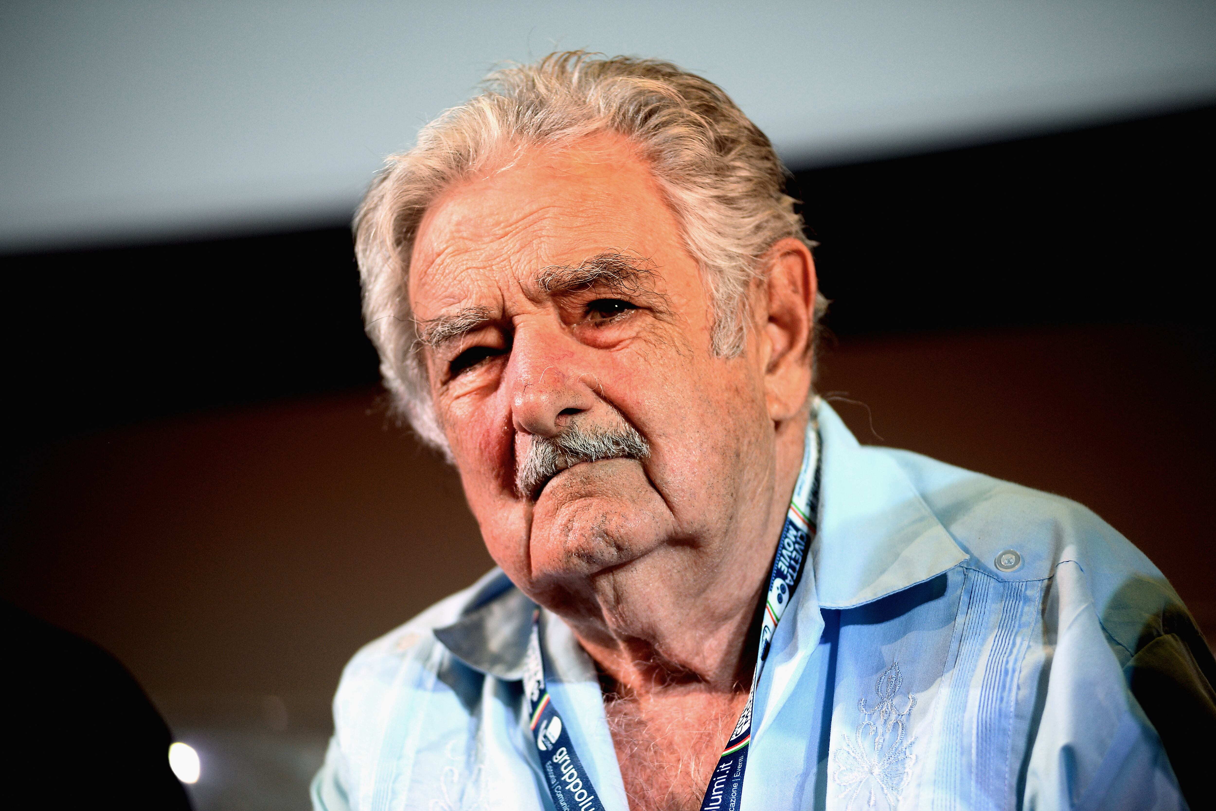 El ex presidente de Uruguay Pepe Mujica presenta su último libro "A Black Sheep Bring The Power" durante su visita al Parque Agroalimentario FICO el 29 de agosto de 2018 en Bolonia, Italia. (Foto de Roberto Serra/Iguana Press/Getty Images)