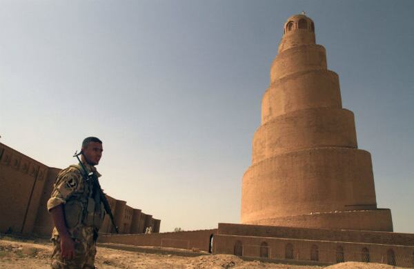 Un miliciano suní custodia los terrenos de la mezquita de Samarra, a 95 k. m. al norte de Bagdad, Iraq. (AP)