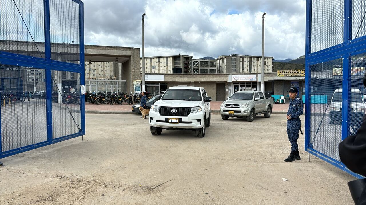 En dos camionetas blancas blindadas de la UNP, salió fuertemente escoltado el exjefe paramilitar Salvatore Mancuso.