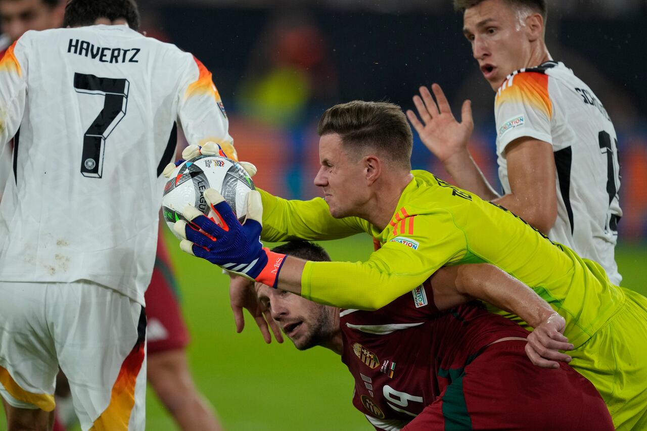 El portero alemán Marc-Andre Ter Stegen, en el centro, realiza una salvada sobre el húngaro Barnabas Varga durante el partido de fútbol de la Liga de Naciones de la UEFA entre Alemania y Hungría en el Merkur Spiel-Arena en Dusseldorf, Alemania, el sábado 7 de septiembre de 2024. (Foto AP/Michael Probst)