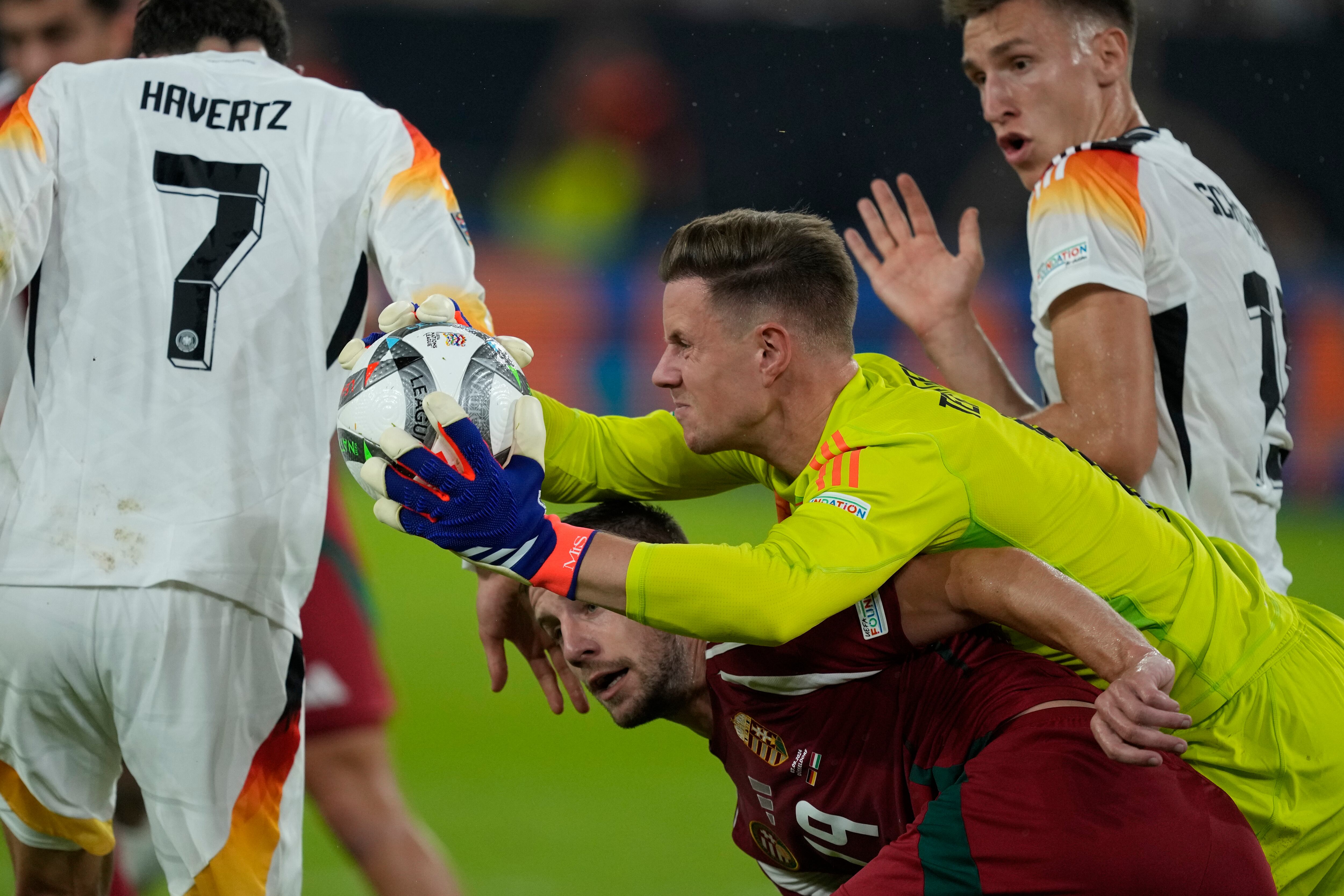 El portero alemán Marc-Andre Ter Stegen, en el centro, realiza una salvada sobre el húngaro Barnabas Varga durante el partido de fútbol de la Liga de Naciones de la UEFA entre Alemania y Hungría en el Merkur Spiel-Arena en Dusseldorf, Alemania, el sábado 7 de septiembre de 2024. (Foto AP/Michael Probst)