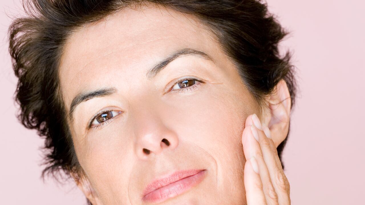 La Yoga facial ayuda a tonificar los músculos de la piel.