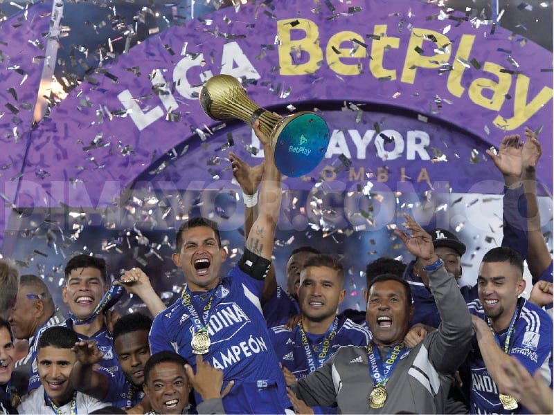 Macalister Silva levantando el título de Millonarios en la Liga Betplay 2023-I
