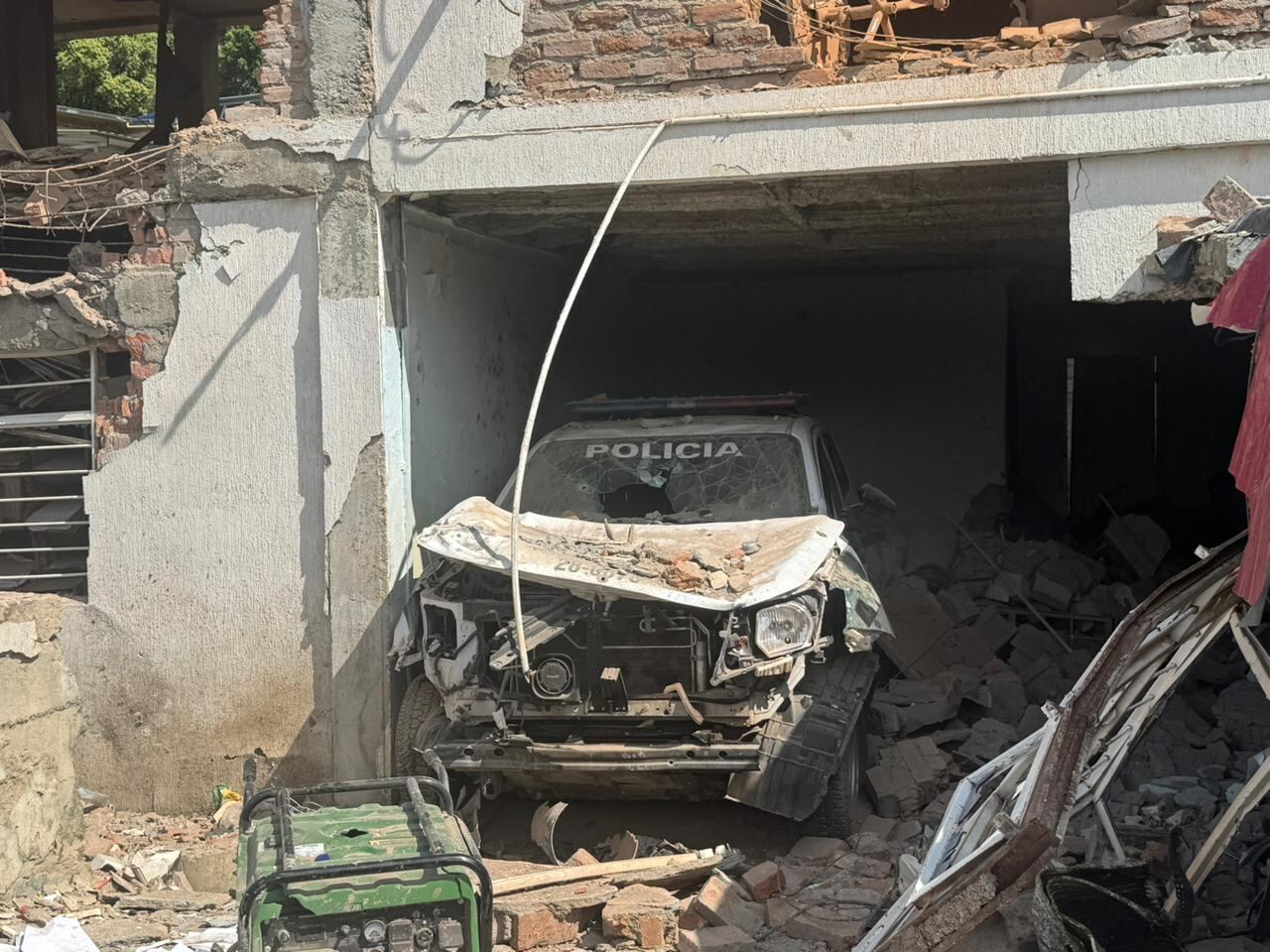 Los policías resistieron el ataque hasta ser superado en número por los disidentes, al final la comunidad evitó que acabaron con la vida de los uniformados.