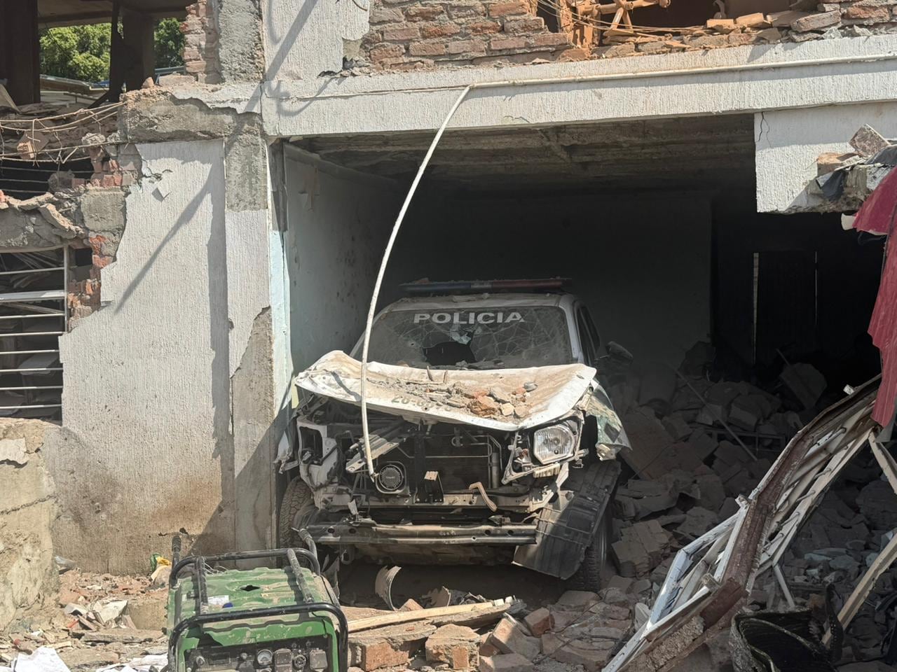 Los policías resistieron el ataque hasta ser superado en número por los disidentes, al  final la comunidad evitó que acabaron con la vida de los uniformados.