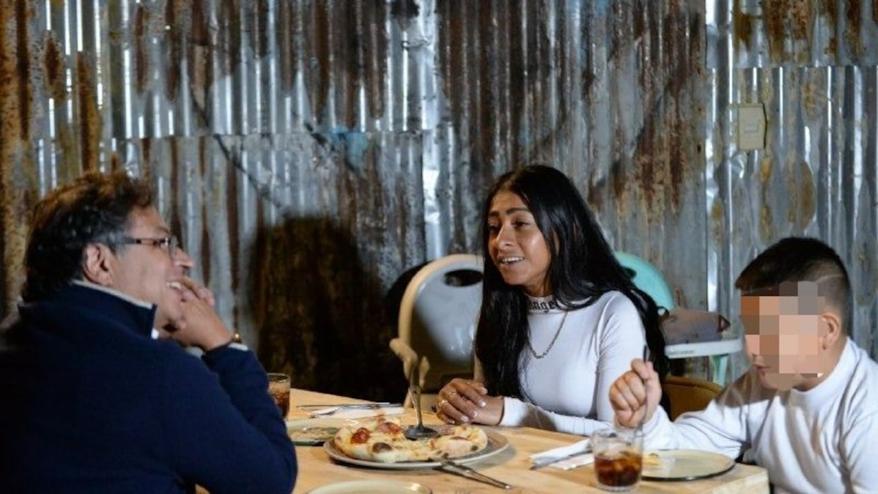Petro se reunió con la mujer que fue cuestionada por cargar un afiche suyo en Medellín.