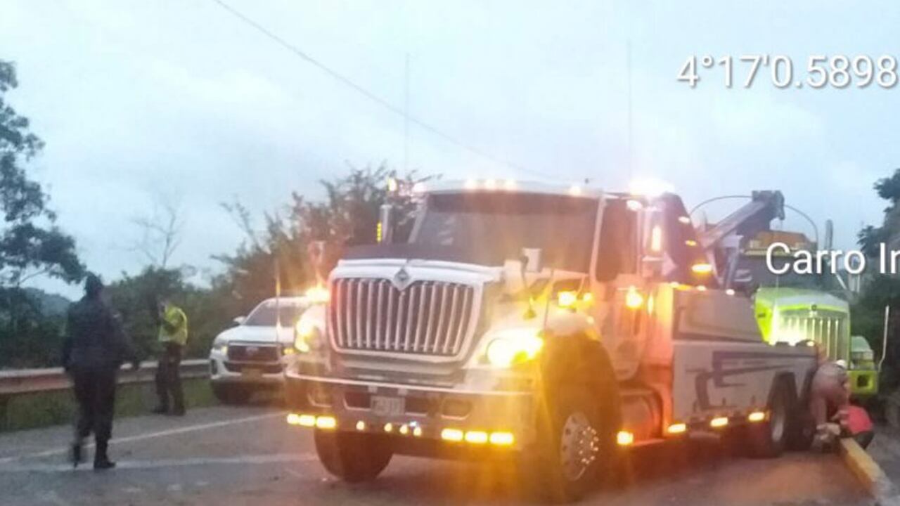 El accidente ocurrió en la madrugada del sábado 7 de mayo. Un grupo de servicios asistenciales acudió al lugar para normalizar el corredor vial.