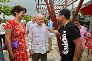 Luis Carlos Sarmiento Angulo con el alcalde Alejandro Char en Barranquilla.