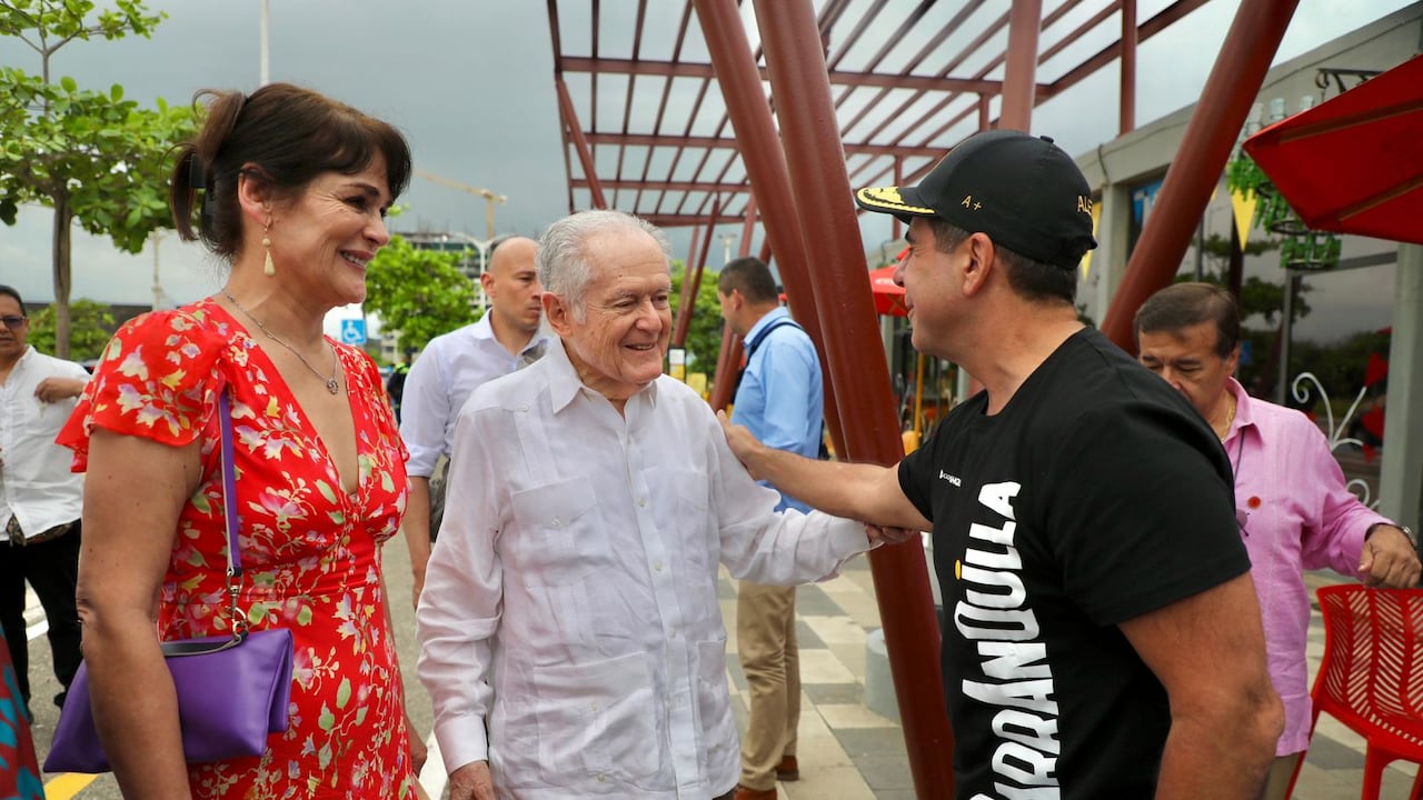 Luis Carlos Sarmiento Angulo con el alcalde Alejandro Char en Barranquilla.