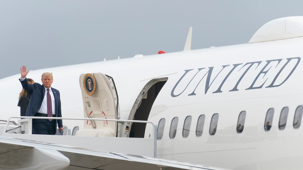 El presidente Donald Trump y la primera dama Melania Trump abordan el Air Force One en la Base de la Fuerza Aérea Andrews, Maryland, el viernes 11 de septiembre de 2020, para viajar al Monumento Nacional del Vuelo 93 en Shanksville, Pensilvania, para celebrar el aniversario del 11 de septiembre. (Foto AP / Andrew Harnik)