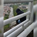 Esta persona reflejaba gran angustia en su rostro y contemplaba el vacío desde una parte exterior de la estructura.