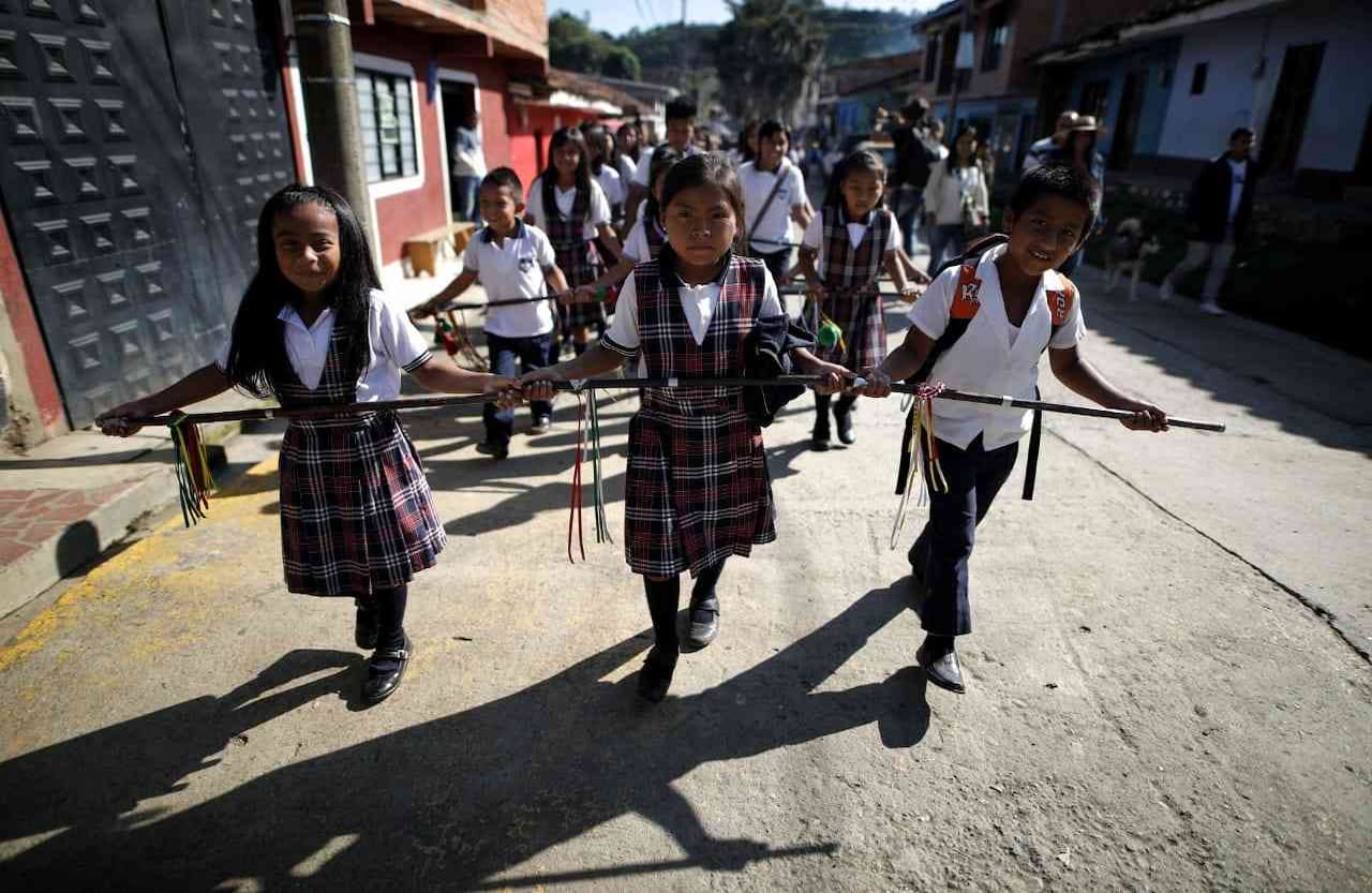 Los estudiantes también esperaron al presidente en la plaza principal del municipio de Caldono. FOTO: Esteban Vega