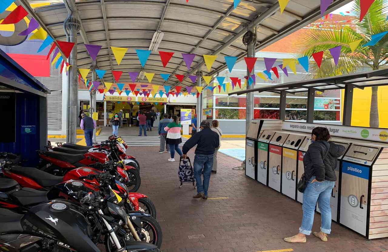 El Éxito de la Calle 80 presentó un ingreso moderado de personas durante la mañana del viernes. Cabe recordar que por mandato de Claudia López, en Bogotá, los establecimientos comerciales deben abrir después del mediodía para no congestionar el sistema de transporte que llega a su capacidad máxima en los horarios de 6 a 9 de la mañana. 