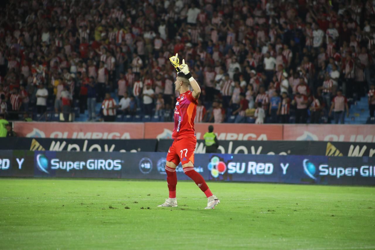 Santiago Mele, arquero de Junior, celebra un gol de su equipo en la Liga colombiana.