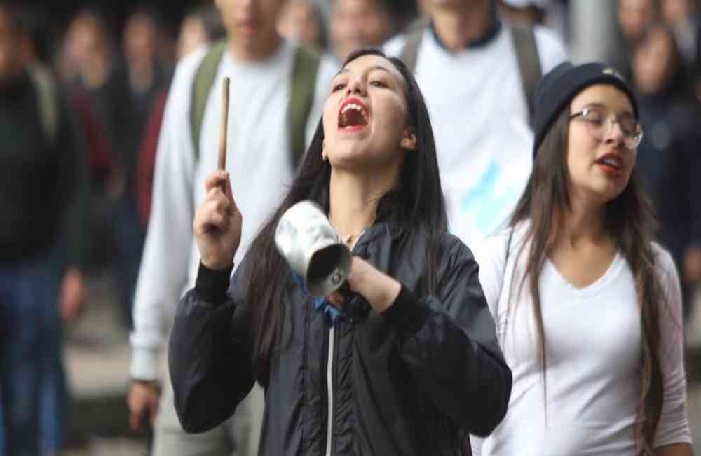 Con ollas y cacerolas llegaron los marchantes de nuevo a la Plaza de Bolívar.  Foto: Diana Rey