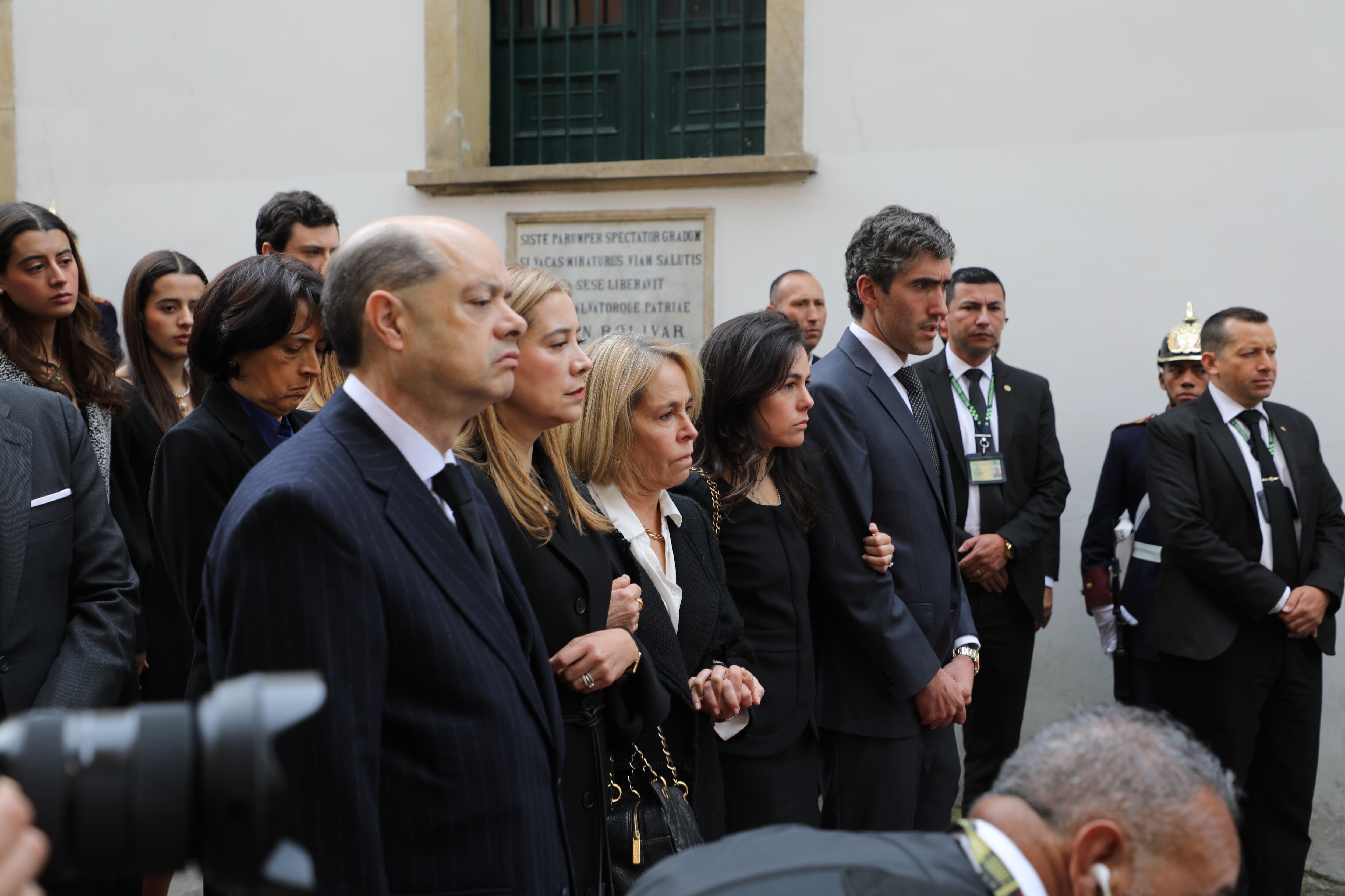El féretro del exvicepresidente, Germán Vargas Lleras, es escoltado por la guardia presidencial desde el Palacio de San Carlos hasta la Catedral Primada.