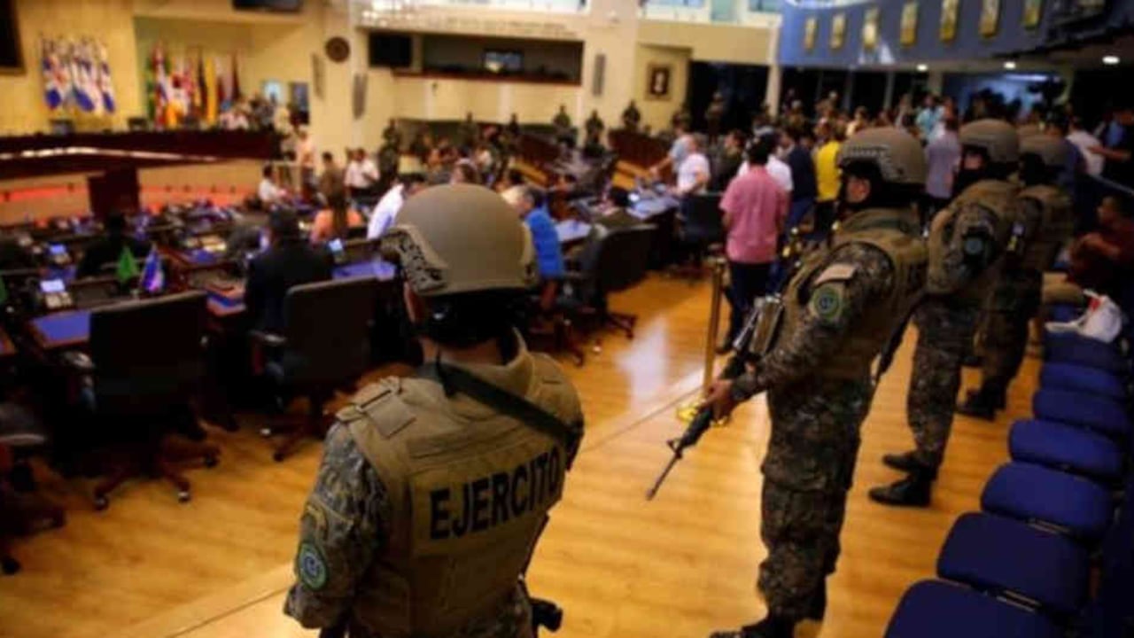 Soldados armados con armas de guerra entraron en el salón de sesiones del Parlamento.