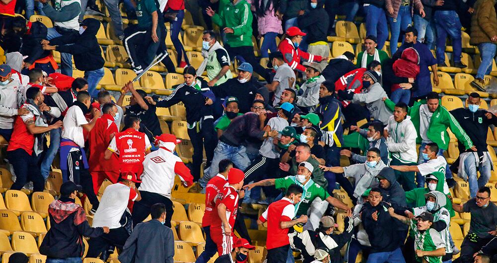  En agosto de 2021 se presentaron fuertes disturbios en el Nemesio Camacho el Campín entre hinchas de Santa Fe y Nacional. Un seguidor del cuadro cardenal fue brutalmente golpeado. 