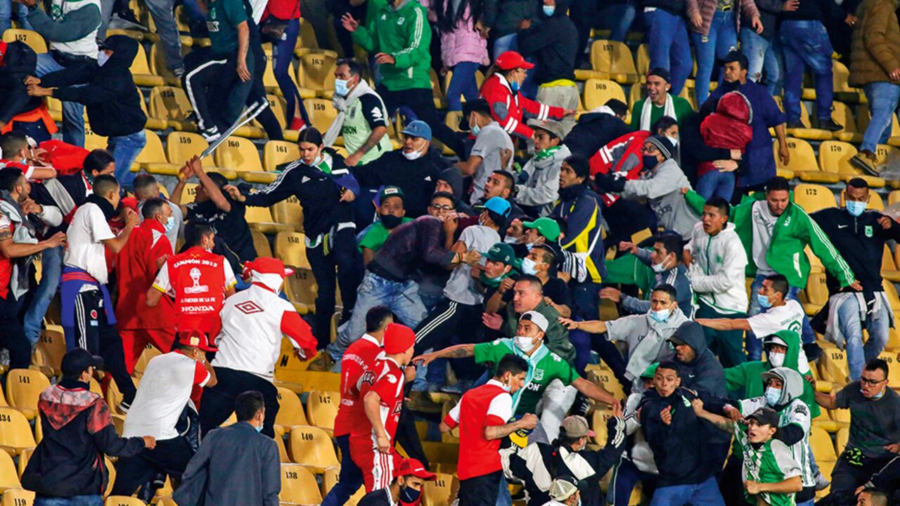 En agosto de 2021 se presentaron fuertes disturbios en el Nemesio Camacho el Campín entre hinchas de Santa Fe y Nacional. Un seguidor del cuadro cardenal fue brutalmente golpeado.