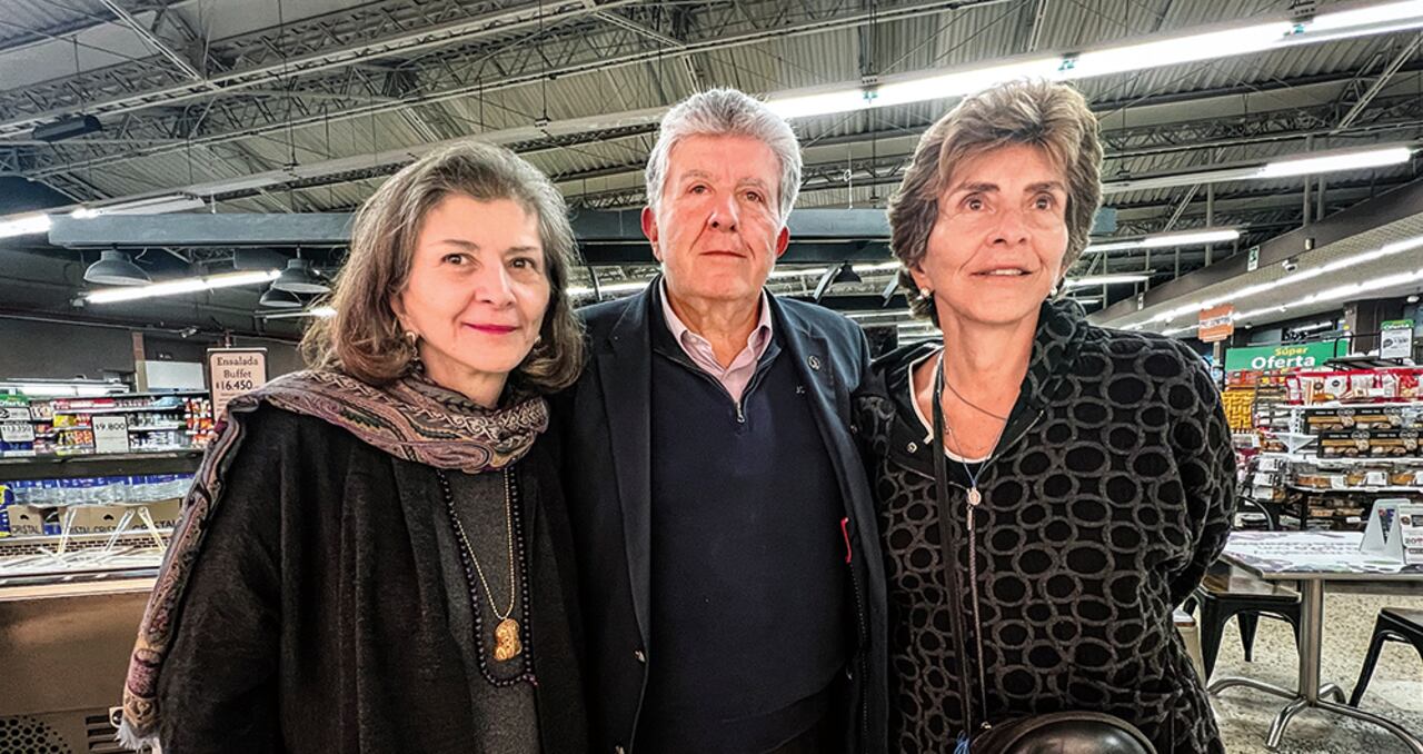 María Victoria, Julio César y Claudia Turbay Quintero, hijos de Nydia Quintero y tíos de Miguel Uribe Turbay.