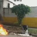 Joven prendió su moto para que no fuera inmovilizada.