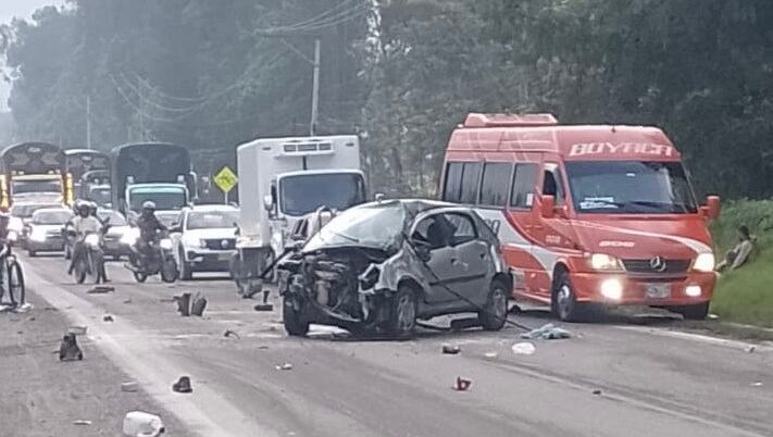 La parte delantera del vehículo quedó totalmente destruida.