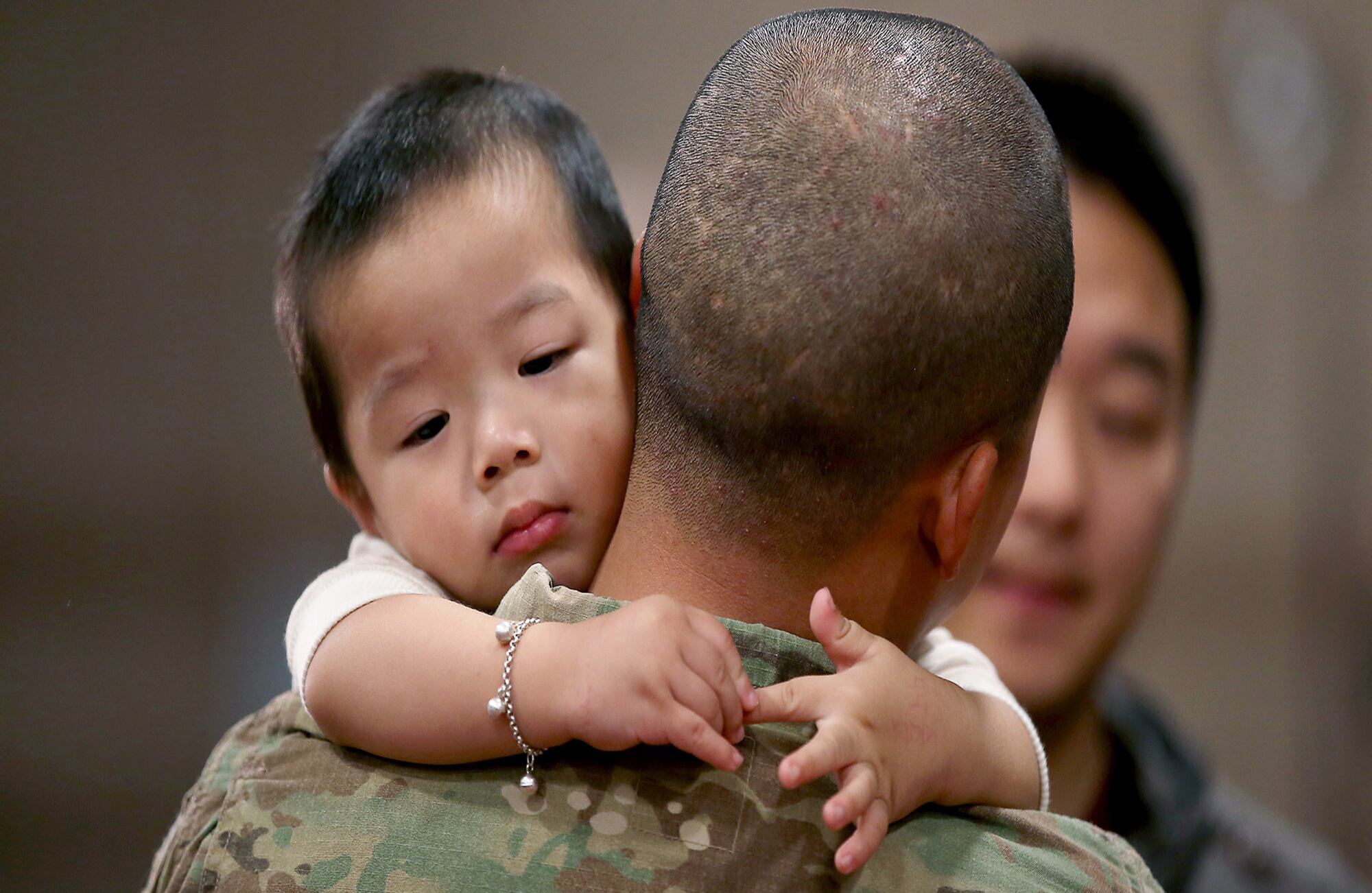 Leland Vang, de dos años de edad, abraza a su padre Tee Vang, quien acaba de regresar de Afganistán. Más de 140 soldados regresaron a Estados Unidos luego de una campaña de nueve meses. (AP)