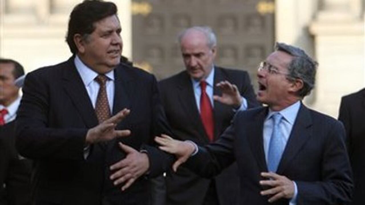 El presidente de Perú, Alan Garcia, (derecha) saluda a su homólogo colombiano, Álvaro Uribe, durante su encuentro en el Palacio de Lima este martes.