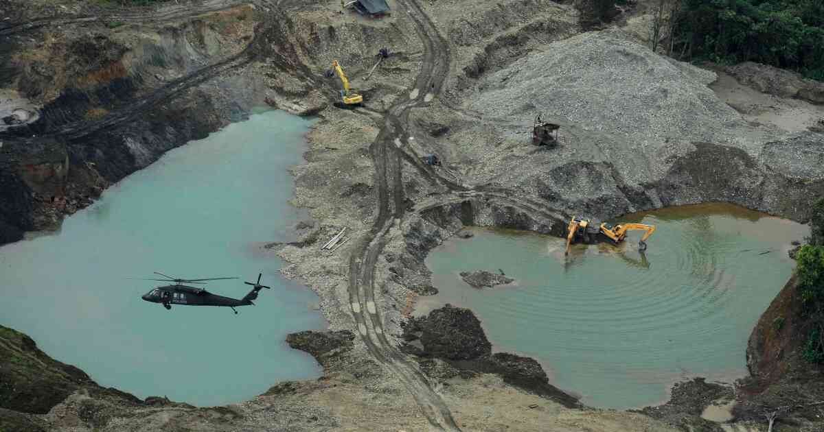 La minería ilegal de oro es el mayor motor de la deforestación en el Pacífico colombiano. Foto: Daniel Reina. 