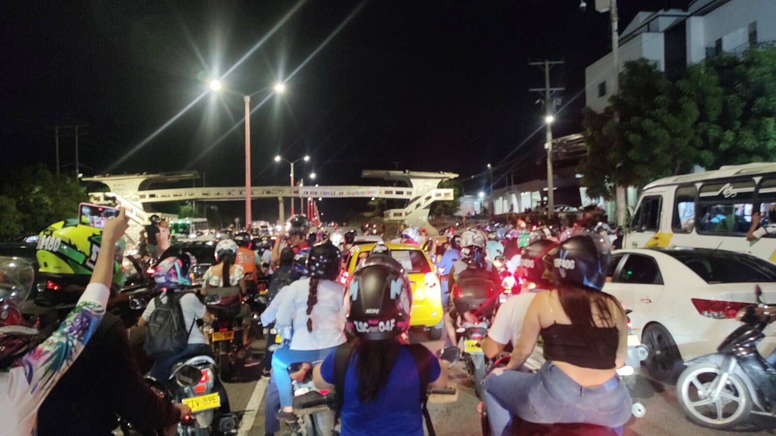 Cientos de personas se encuentran bloqueando la vía.