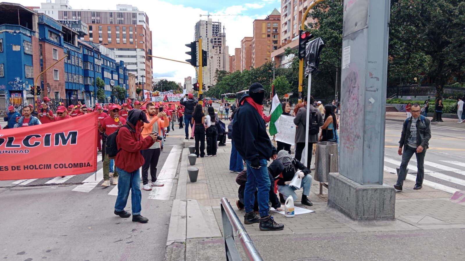 Encapuchados en la marcha pro Gobierno.