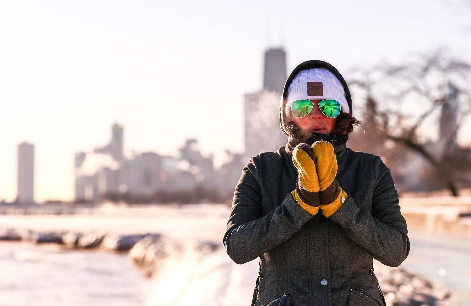 Los residentes de Chicago, al oeste de los Estados Unidos, se vieron afectados por el severo frío causado por una tormenta de nieve en el noreste del país. La vida casi se paraliza en Chicago debido a la nieve, la más pesada de la región durante años, con las calles y callejones de la ciudad completamente deseserticos. (Bilgin S. Sasmaz - Agencia de Anadolu).