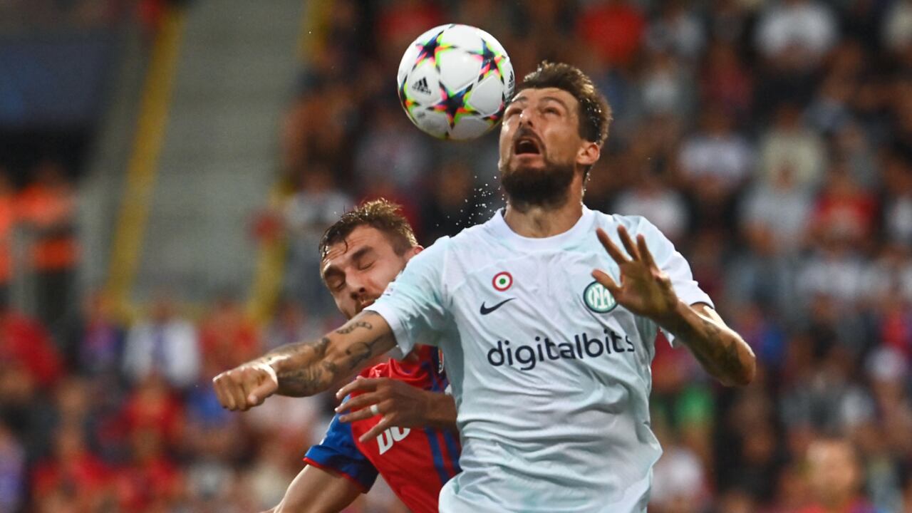 Inter Milan's Italian defender Francesco Acerbi (R) and Viktoria Plzen's Czech forward Tomas Chory vie for the ball during the UEFA Champions League Group C football match between Viktoria Plzen and Inter Milan in Plzen on September 13, 2022.
AFP/Michal Cizek