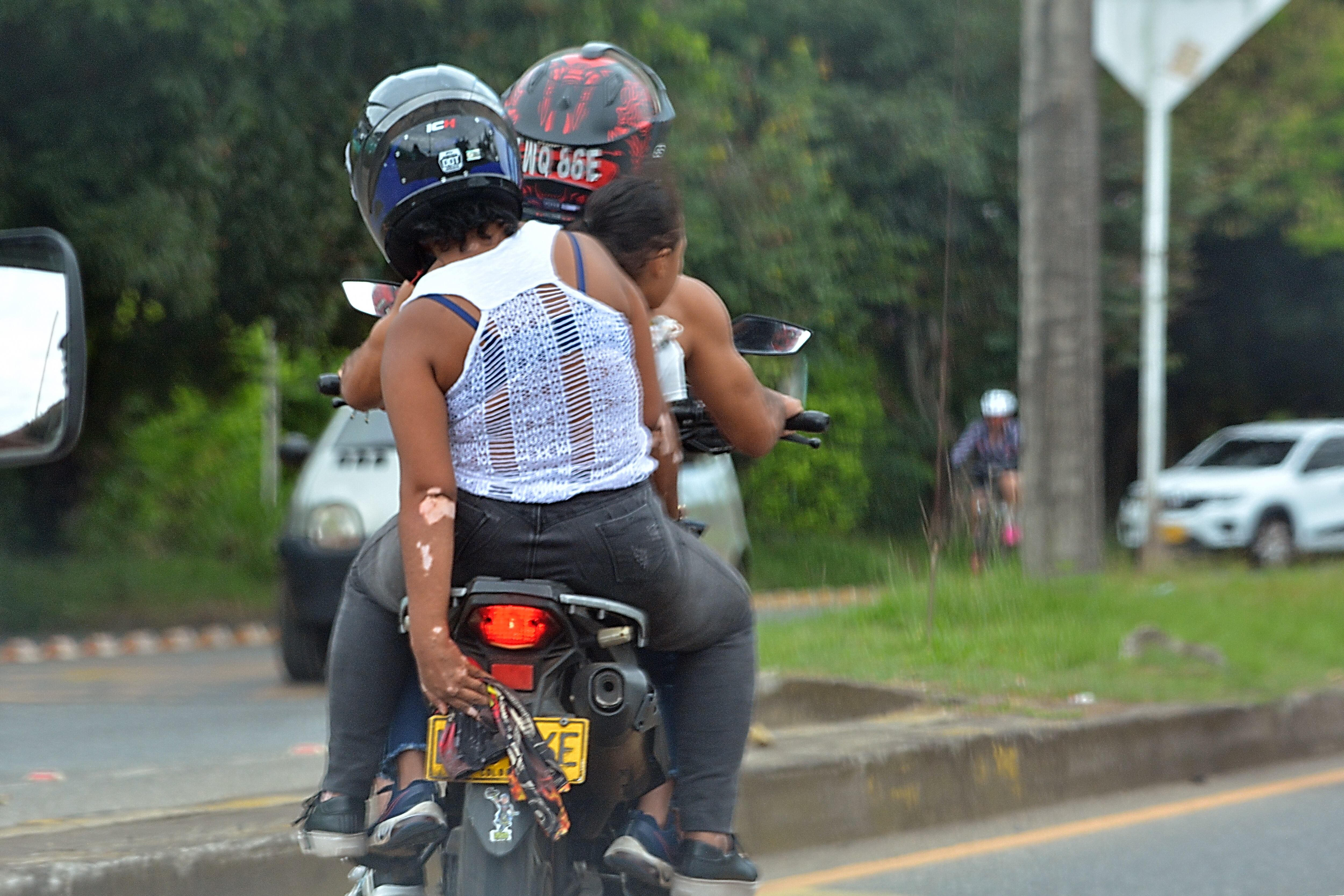 Infracciones de tránsito cometidas por motocicletas, que afectan la seguridad vial y la convivencia en Cali. Foto Jorge Orozco / El País,