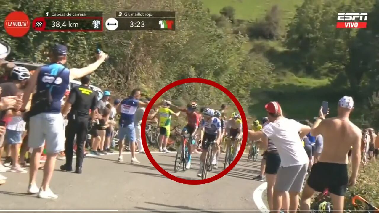 Santiago Buitrago recibiendo la hidratación del trabajador del Soudal Quickstep.