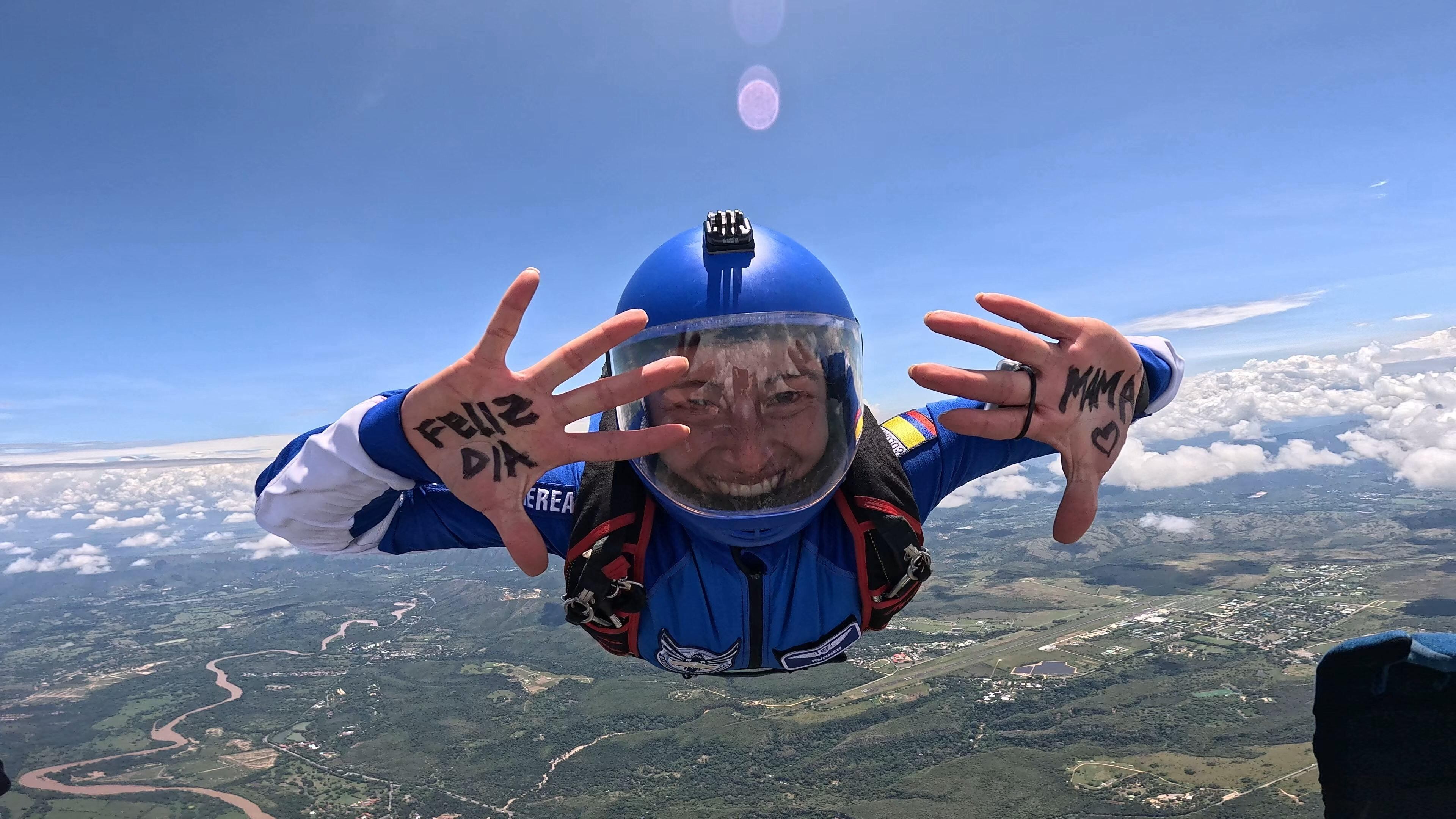 La capitán Corredor en uno de sus saltos en honor a las madres de Colombia.