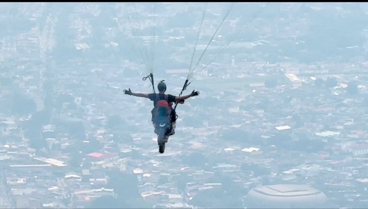 Cleyderson Tejada, Bioaventura, sobrevolando en moto y parapente los llanos orientales.